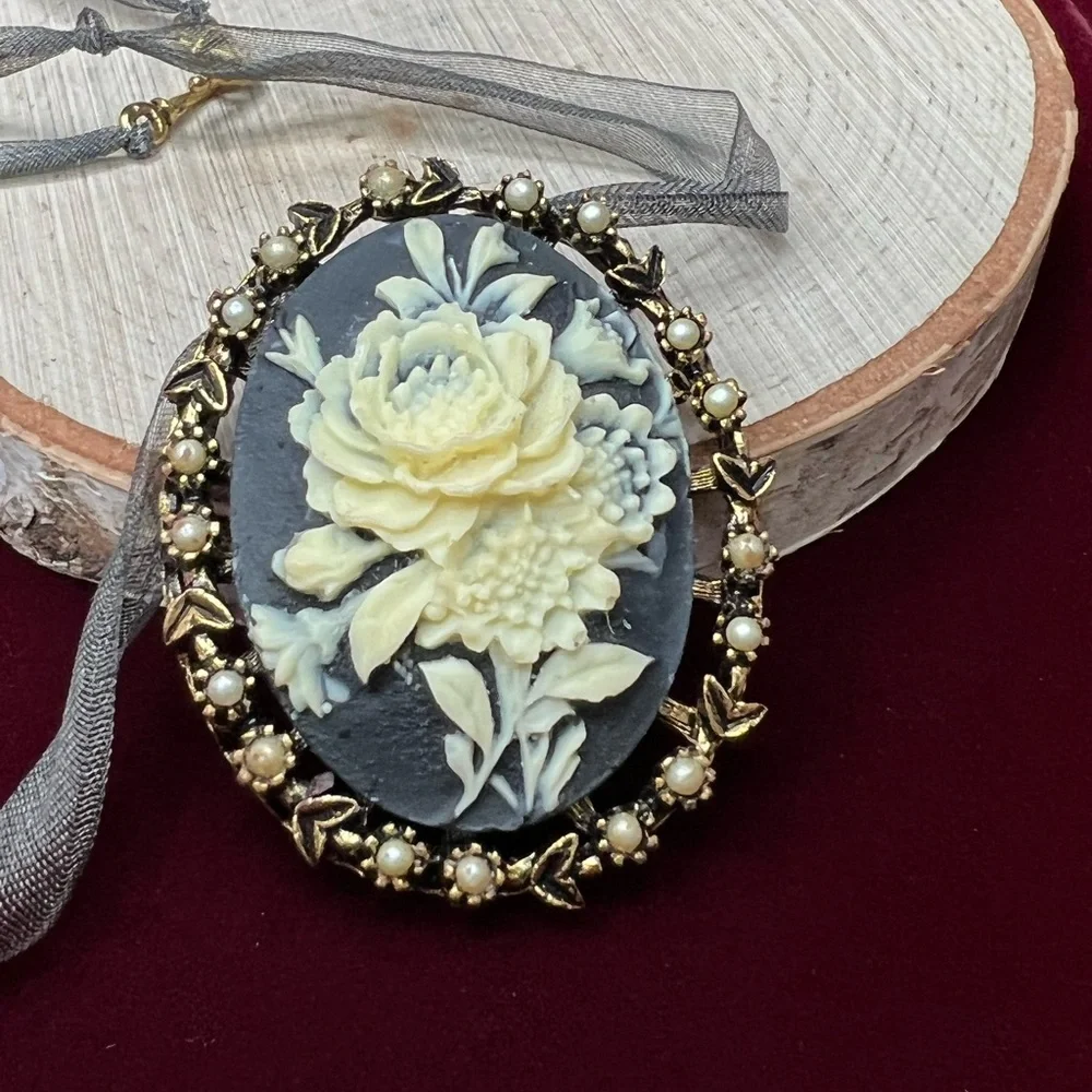 VTG| Floral Cameo Necklace 🌷🪷